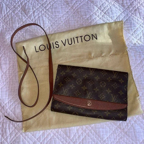Louis Vuitton Bordeaux Clutch - Picture 1 of 7